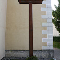 Kreuz vor der Kirche mit der Jahreszahl 1766