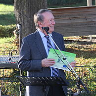 Impressionen von der Dorfplatzeinweihung: Bürgermeister Richard Ege mit Leaderplakette