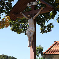 Feldkreuz am Dorfplatz beim Rathaus